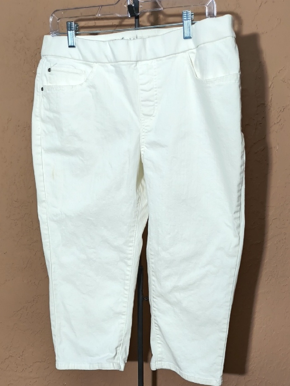 Lee Women's White Pull On Capri Pants with Embroidered Back Pockets 14P